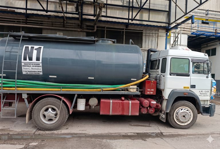 Camión atmosférico de A.M. LAN trabajando en Mar del Plata